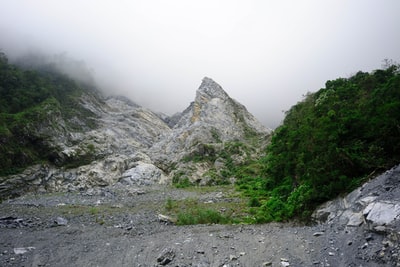 薄雾覆盖的岩层